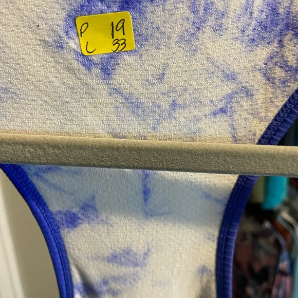 Large work out tank 
Size and brand cut out 
Measurements in photos - Picture 7 of 7